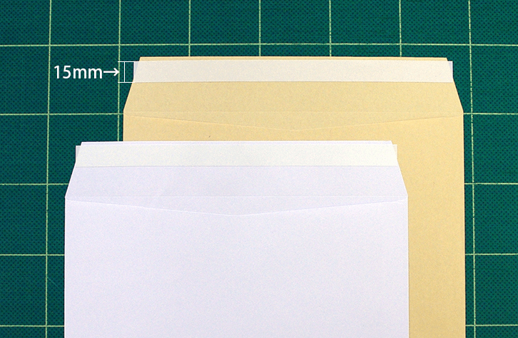 角2テープ付き封筒の、ケントとクラフトの2色を並べて撮影した写真。テープの幅は15mm。