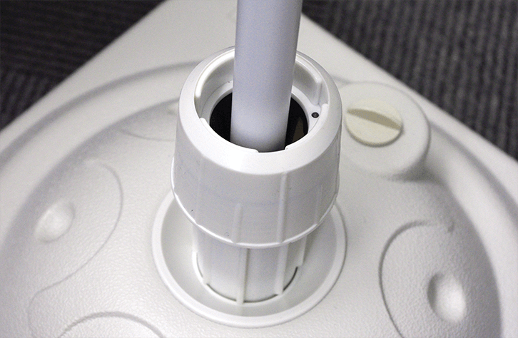 使用時の状態です。円筒状のパーツを回してポールを固定します。