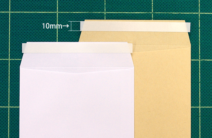 長3テープ付き封筒の、ケントとクラフトの２色を並べて撮影した写真。テープの幅は10mm。