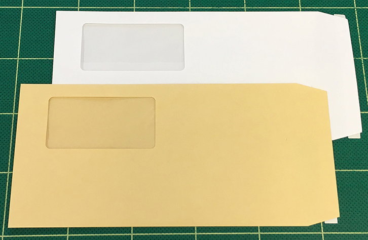 窓付き・テープ付き長3封筒の、ケントとクラフトの２色を並べた写真。