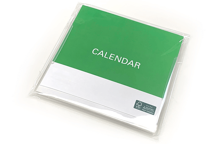 プラスチックケースに入れ、さらにＰＰ袋に封入された状態のカレンダーの写真