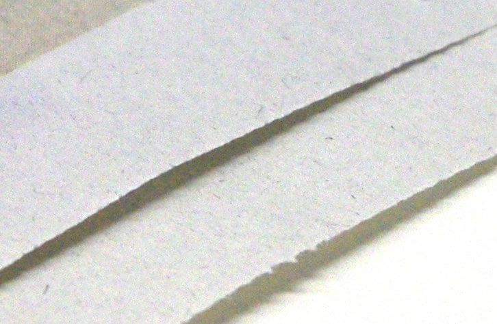 端を波線でカットされる箇所があります